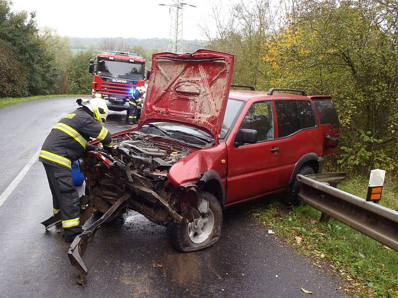 Mezi Trnovany a Drahomyšlí, v zatáčkách a stoupání nad odbočkou na Liběšice, se srazila dvě osobní auta. Jeden člověk se při tom lehce zranil. 