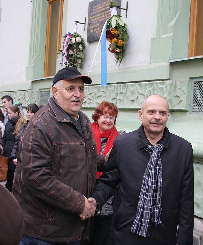 Josef Frolík (vlevo) se zdraví se starostou Loun Radovanem Šabatou