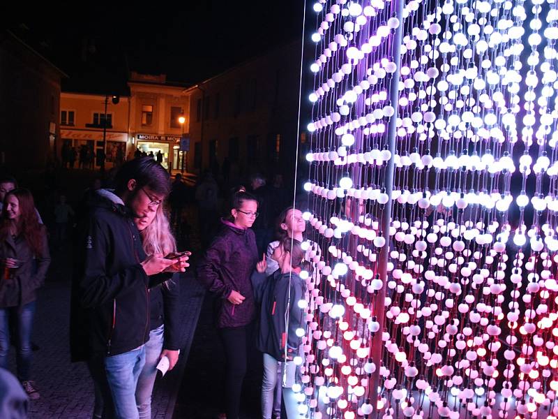 Festival Kouzlo světla v Lounech. Na snímku instalace u synagogy