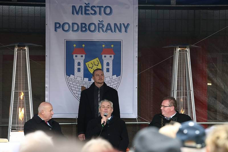 Setkání občanů s prezidentem probíhalo na podbořanském Masarykově náměstí. Vlevo přihlíží Oldřich Bubeníček, hejtman Ústeckého kraje, vpravo místní starosta Radek Reindl