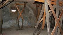 Vnitřek v objektu je ve špatném stavu. V devadesátých letech byl alespoň staticky zajištěn - řadu stropů podpírají dřevěné výdřevy z chmelových sloupů. 