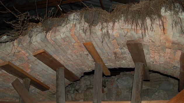 Vnitřek v objektu je ve špatném stavu. V devadesátých letech byl alespoň staticky zajištěn - řadu stropů podpírají dřevěné výdřevy z chmelových sloupů. 