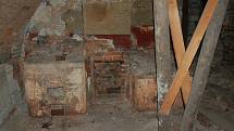 Vnitřek v objektu je ve špatném stavu. V devadesátých letech byl alespoň staticky zajištěn - řadu stropů podpírají dřevěné výdřevy z chmelových sloupů.