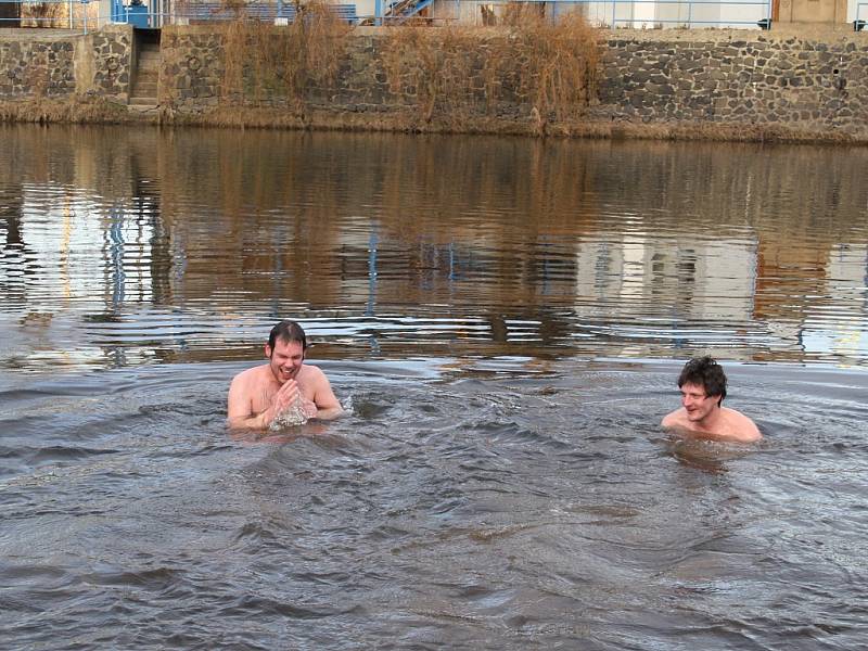 Parta kamarádů si vyzkoušela saunu i vodu Ohře v sobotu