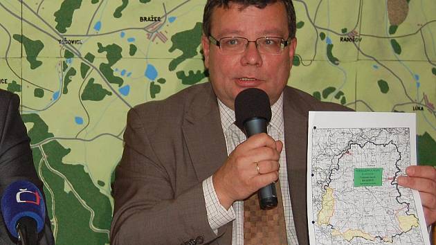Ministr obrany Alexandr Vondra ve Vojenském újezdu Hradiště na mapce ukazuje, které části by se měly otevřít.