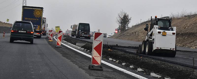 Práce na novém úseku dálnice D7 Praha – Chomutov u Panenského Týnce na Lounsku.