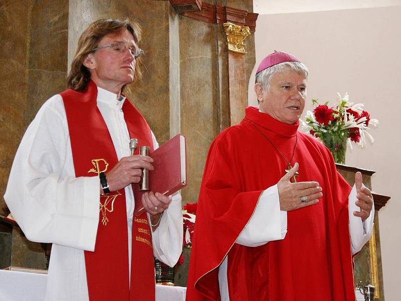 Biskup Václav Malý (vpravo) vysvětil zrekonstruovaný kostel sv. Bartoloměje ve Smolnici, poté vedl se zlonickým farářem Michalem Kimákem mši.