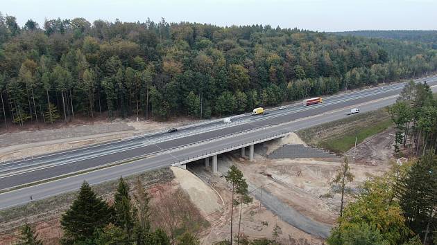 Desetikilometrový úsek dálnice D6 u Řevničova a Krušovic krátce před otevřením v prosinci roku 2020.