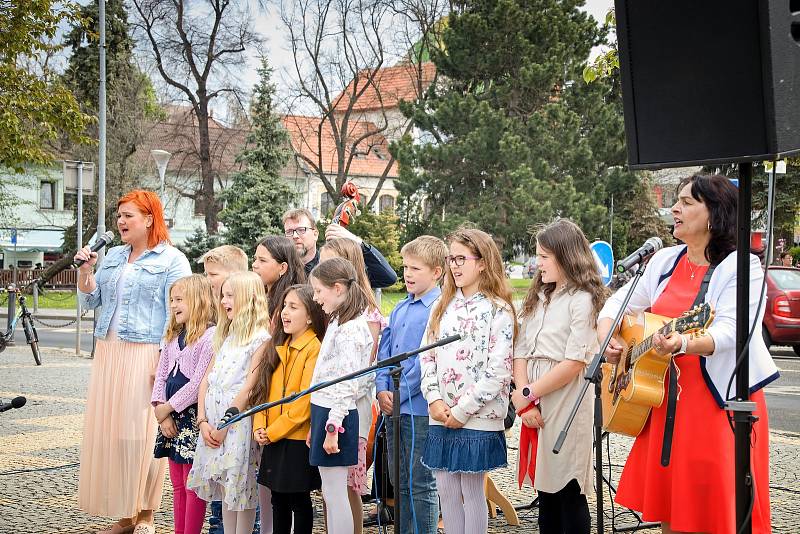 Den vítězství si připomněli také u památníku v Podbořanech.