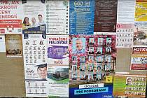 O místo v zastupitelstvu usiluje v Podbořanech sedm kandidátek. Některé se prezentují na plakátovacích plochách.