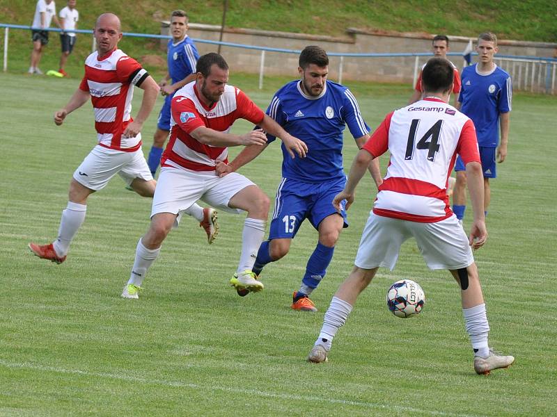 Fotbalisté Domoušic (v modrém) jsou blízko postupu z A třídy. V posledním domácích utkání sezóny si poradili s Ervěnicemi.