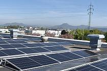 Na plochých střechách výrobních hal lounského Aisanu je v plném proudu instalace fotovoltaických panelů.