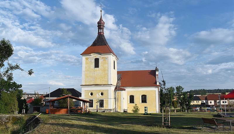 Škody po ničivé bouři ve Stebně na Podbořansku a stejné místo rok poté.