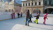 Prvňáci ze ZŠ Petra Bezruče na hodině bruslení na žateckém náměstí Svobody