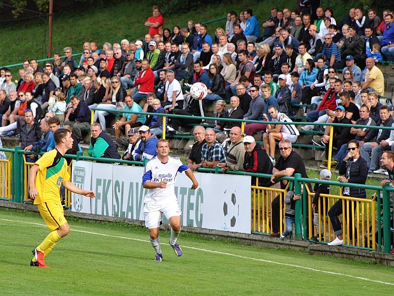 Fotbalové derby Žatec - Louny: domácí Žatec ve žlutém, Louny v bílém.