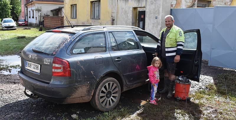 Spodní částí Klučku na Žatecku se v noci na středu 30. června přehnala velká voda. Hasiči ji odčerpávali celý den, místní uklízeli a sčítali škody.