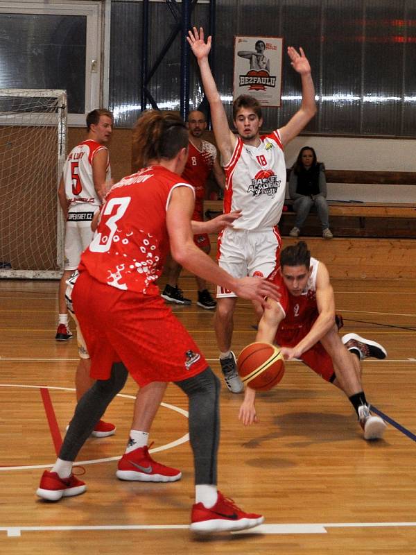 Basketbalisté Chomutova (v červeném) si bez problémů poradili s celkem Loun na jeho palubovce.