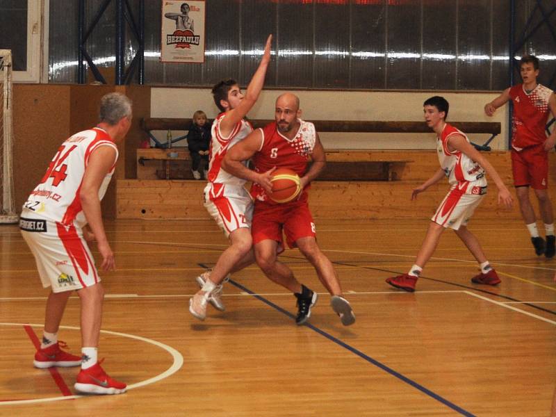 Basketbalisté Chomutova (v červeném) si bez problémů poradili s celkem Loun na jeho palubovce.