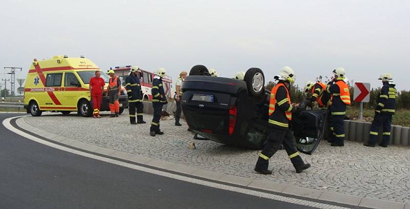 Osobní auto havarovalo na kruhovém objezdu u zóny Triangle