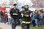 Cvičení hasičů a záchranářů u lounského zimního stadionu