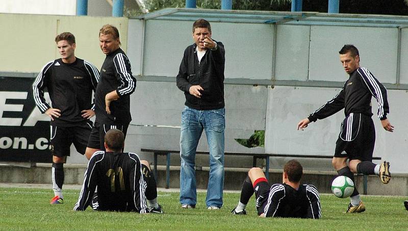 Fotbalisté Blšan (v černém) sehráli přípravný zápas s Karlovými Vary. 