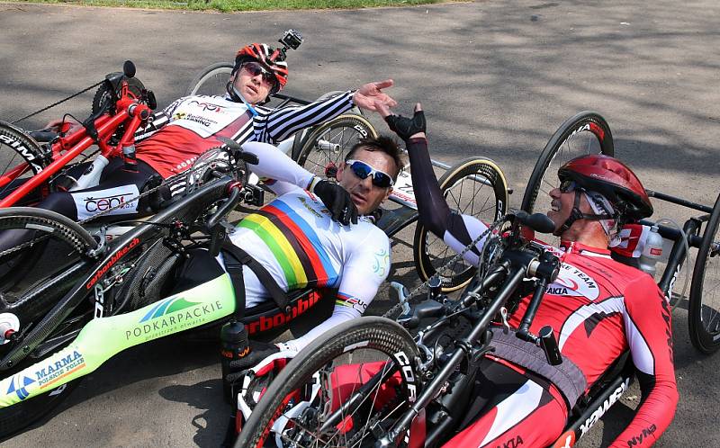 Vítěz závodu handbikerů Rafal Wilk z Polska (uprostřed), vlevo druhý Miroslav Šulc a třetí Daniel Kukľa ze slovenska