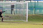 FK Litoměřicko B (v modrém) - FK Slavoj Žatec (žlutí) 4:5 po penaltovém rozstřelu.