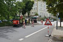 Zvlněná silnice v blízkosti křižovatky ulic Husovy a Hilbertovy v Lounech je opravená.