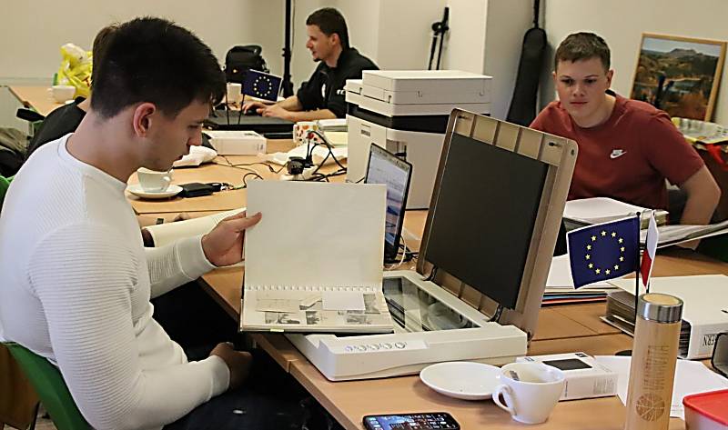 Dobrovolníci pracují na digitalizaci německého archivu.