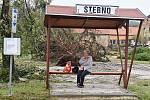 Škody po ničivé bouři ve Stebně na Podbořansku a stejné místo rok poté.