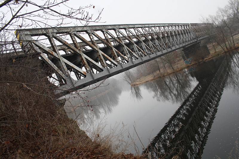 Železniční most přes řeku Ohři u Libočan na Žatecku má projít rozsáhlou rekonstrukcí.