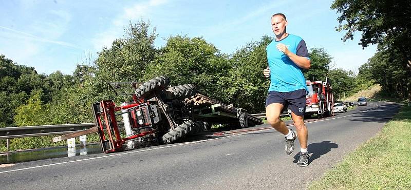 Traktor se v zatáčce u Trnovan převrátil na bok