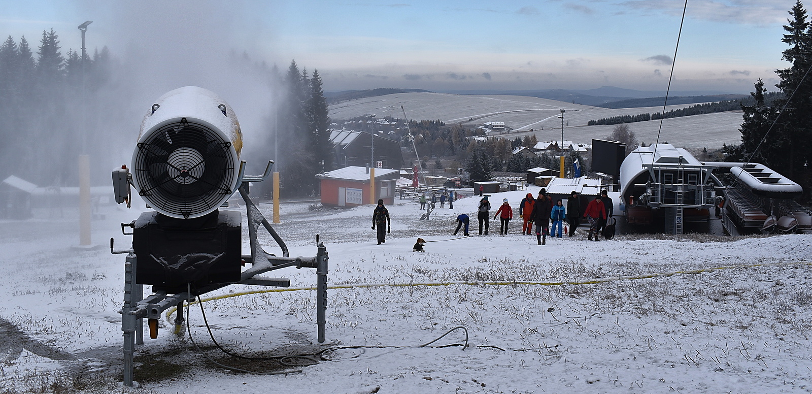 Na Klínovci se spustila sněžná děla, lyžaři se brzy dočkají - Děčínský deník