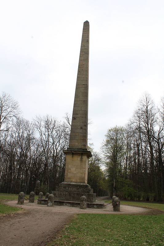 Krásnodvorský zámecký park. Obelisk
