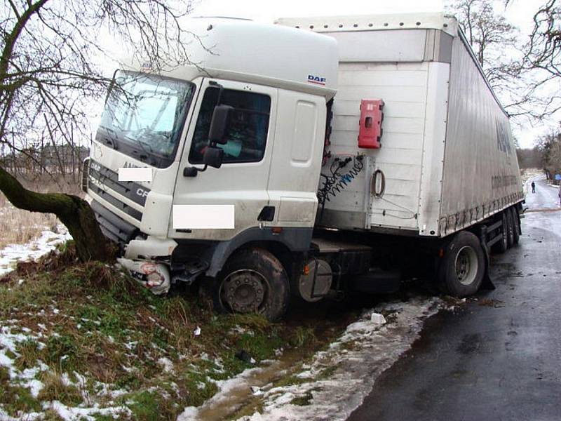 Srážka osobního vozu s kamionem u Deštnice