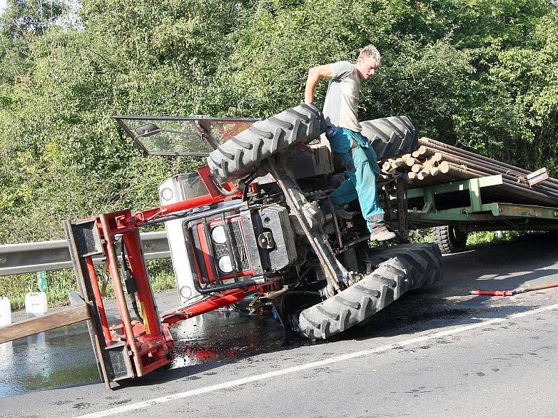 Traktor se v zatáčce u Trnovan převrátil na bok