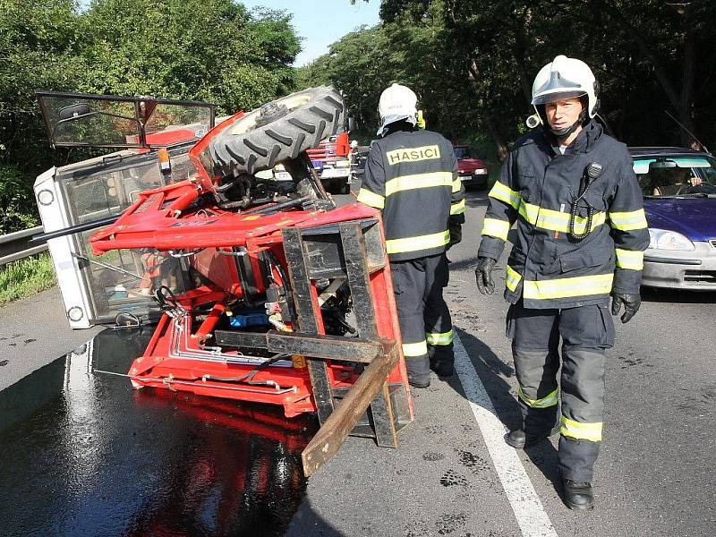 Traktor se v zatáčce u Trnovan převrátil na bok