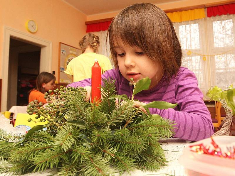 Školáci ze Základní školy Tuchořice se při stylové vánoční dílně pustili do výroby vánočních a adventních věnců a svícnů.