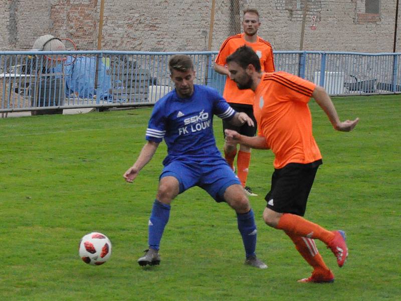 Promarněné šance v prvním poločase mrzely, Rozhodnout musely opět penalty a ty Louny (v modrém) i díky dvěma úspěšným zákrokům Pokorného zvládly.