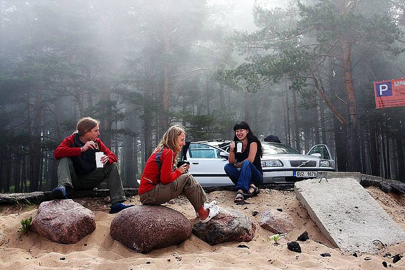 Ranní káva na pobřeží Lotyšska nedaleko města Saulkrasti