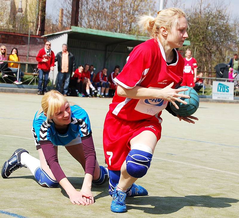 Utkání národních házenkářek Žatce (v červeném) proti Tymákovu. Na snímku domácí Edita Bartoňová