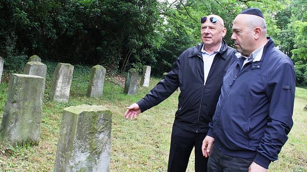 Velvyslanec Izraele Gary Koren (vpravo) si prohlédl židovský hřbitov v Žatci. Prováděl ho Petr Šimáček