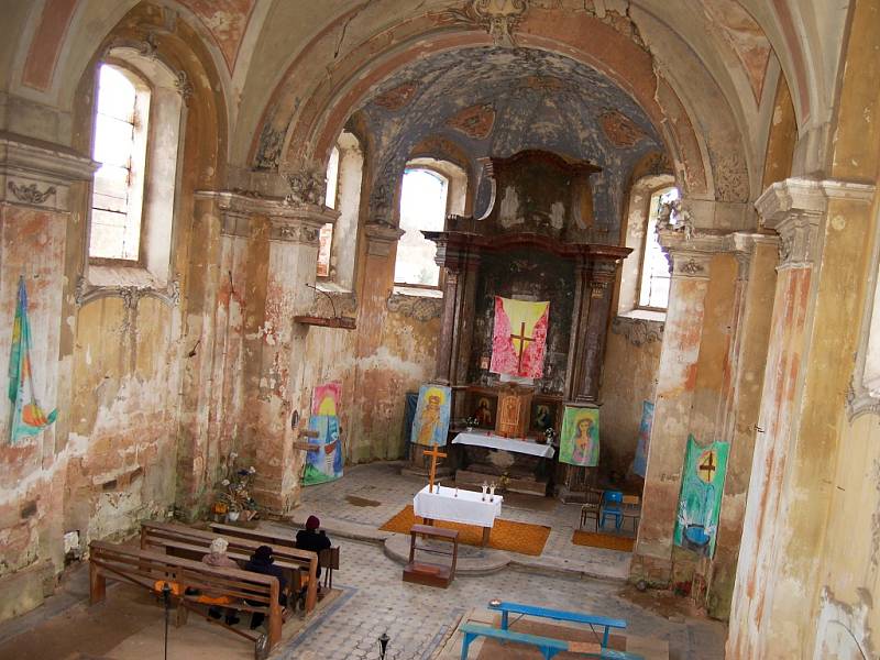 Mše v kostele Neposkvrněného početí Panny Marie v Siřemi, archivní foto