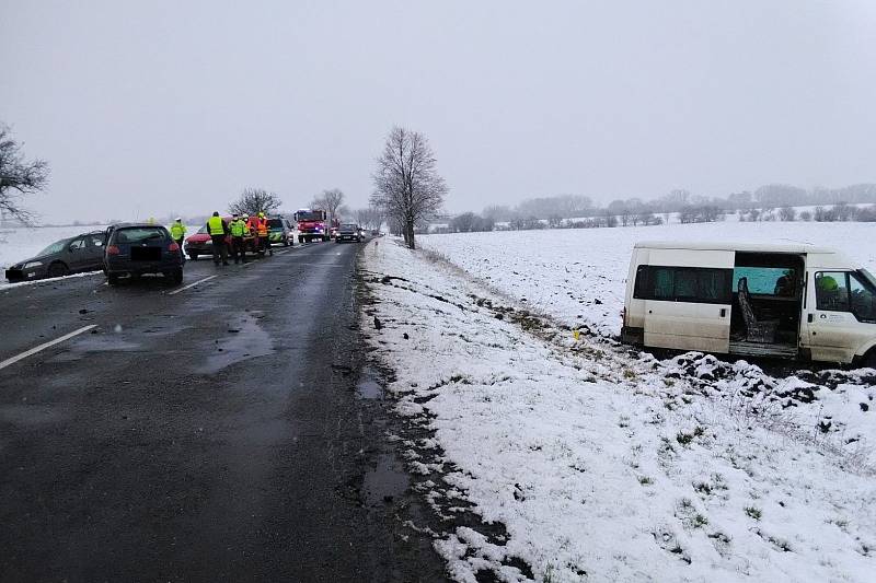 Nehoda tří osobních aut a dodávky u Drahomyšle