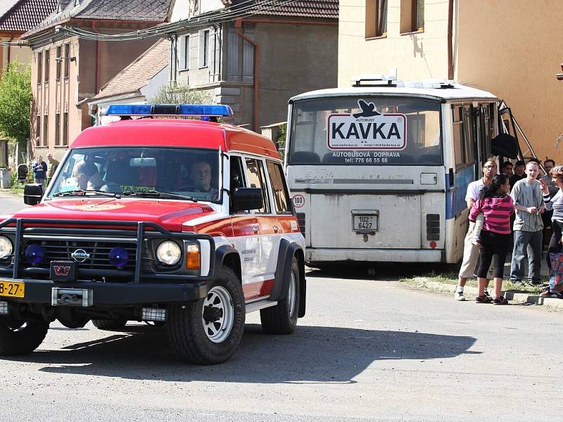 Vážná dopravní nehoda autobusu s desítkami raněných ve Velemyšlevsi na Lounsku.