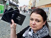 Iveta Francírková ukazuje v Lounech některé načtené knihy a CD do projektu Slyším, tedy čtu.