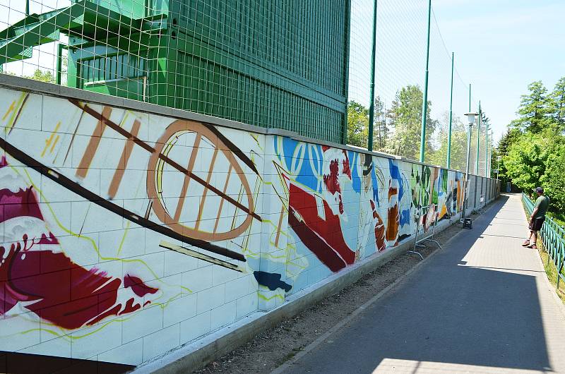 Streetartový umělec Dmitrij Proškin alias ChemiS tvoří v Žatci své nové dílo. Na sedmdesátimetrové zdi propojí fotbal, vodáky, Ohři, přírodu, rybáře, ale také chmel a pivo.