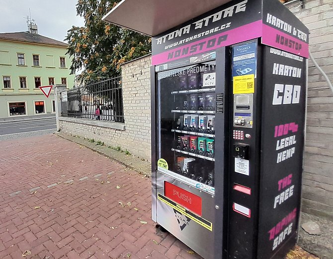 Automat na kratom a produkty z konopí na autobusovém nádraží v Žatci.