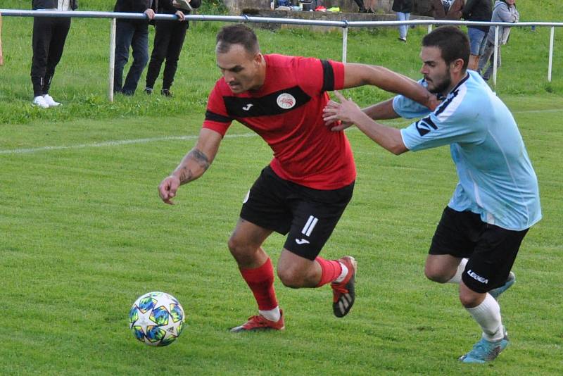 Domoušice (v červeném) jsou v úvodu sezony k nezastavení. Doma porazily Vilémov 2:0.