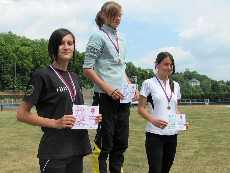 Šestnáctiletá Gabriela Kurková (zcela vlevo) vybojovala na krajských přeborech stříbro na trati 800 m žen, radovala se ještě ze stříbra na 400 m.